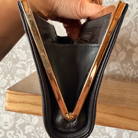 Anne Klein Vintage Black Smooth Leather Medallion Framed Clutch Gold Hardware - Picture 11 of 16